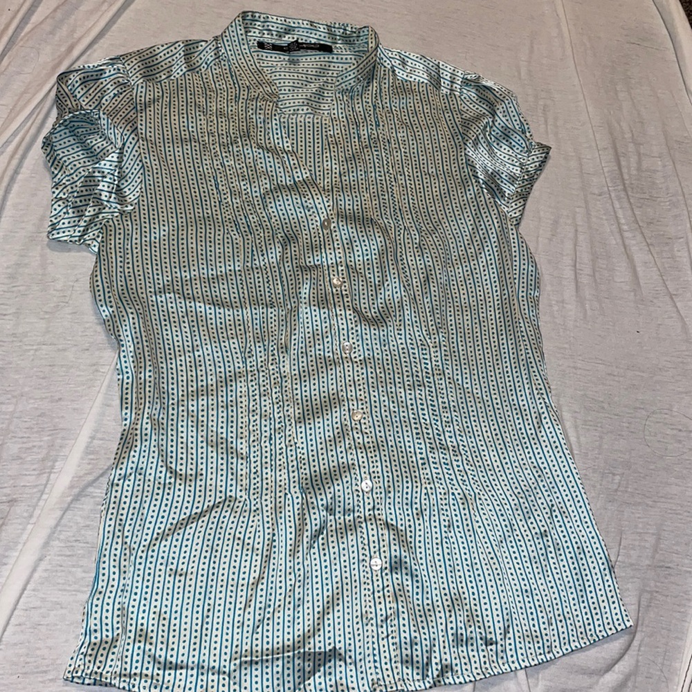 Short sleeve shirt. Has a silky feel!